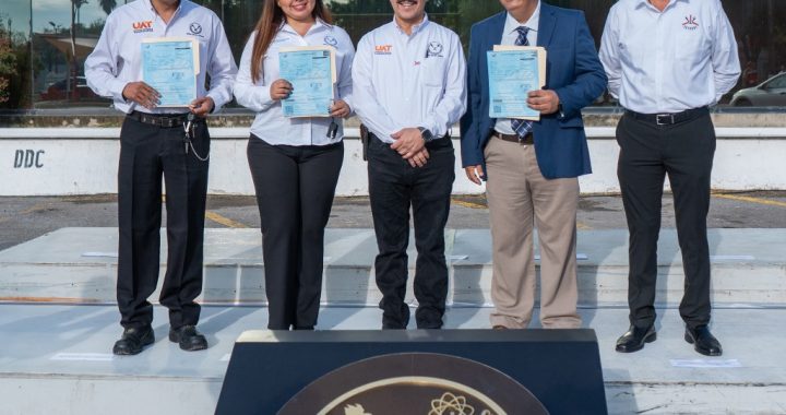 Entrega el rector premios del sorteo para docentes del SUTAUAT